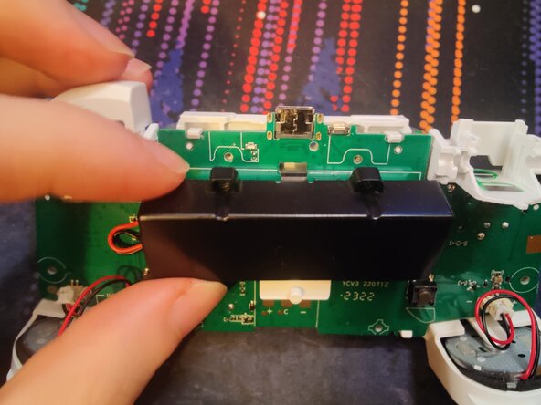 Disassembling 8BitDo Ultimate Bluetooth Controller, Access the battery: crwdns2935265:07crwdnd2935265:02crwdnd2935265:03crwdne2935265:0