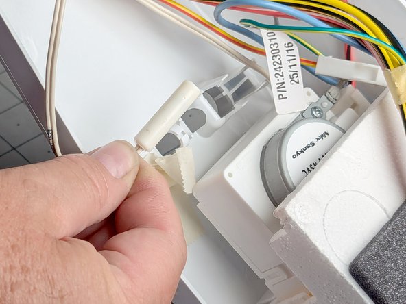 Frigidaire Side-By-Side Refrigerator Freezer Thermistor Replacement, Free the fresh food thermistor: 手順 8、 3の画像 3