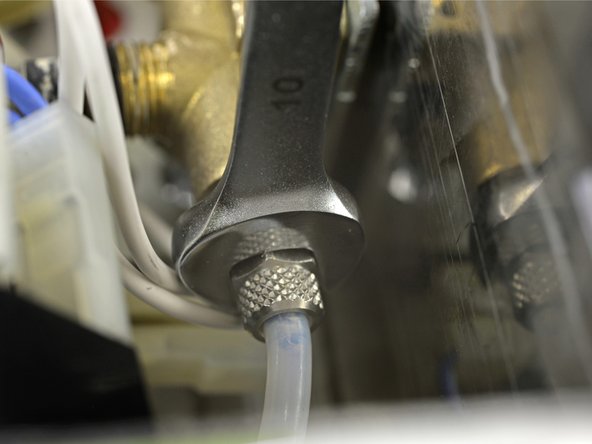 Austausch der Dichtungen im  Dampf-/Heißwasserventil, Verbindungen zum Umschaltventil lösen: crwdns2935265:05crwdnd2935265:02crwdnd2935265:03crwdne2935265:0