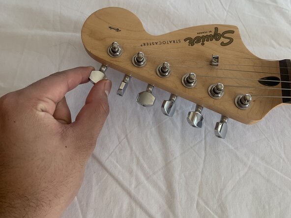 Squier Strat Guitar Tuner Replacement, Tuner: шаг 1, изображение 2 из 3