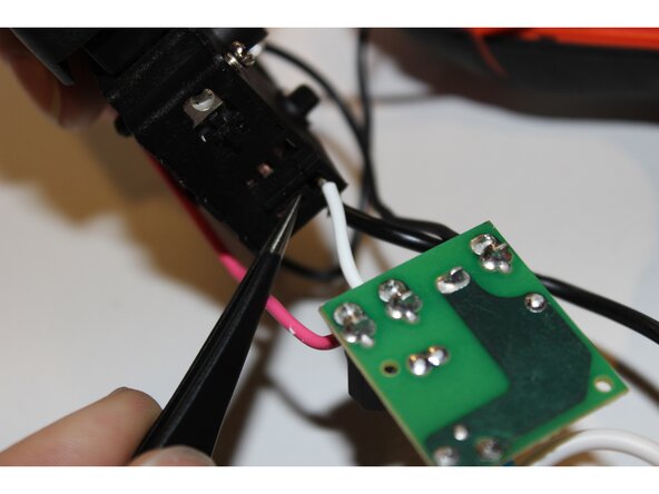 Black and Decker BDEDMT Circuit Board Replacement: crwdns2935265:04crwdnd2935265:03crwdnd2935265:03crwdne2935265:0