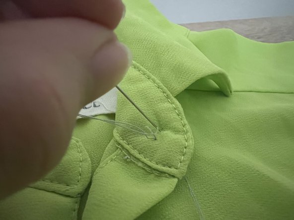 How to Replace a Button on a Shirt: crwdns2935265:06crwdnd2935265:02crwdnd2935265:03crwdne2935265:0