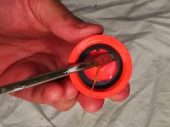 Echo SRM-225 Trimmer Fuel Lines Replacement, Replacing vent cap gasket: crwdns2935265:06crwdnd2935265:02crwdnd2935265:02crwdne2935265:0