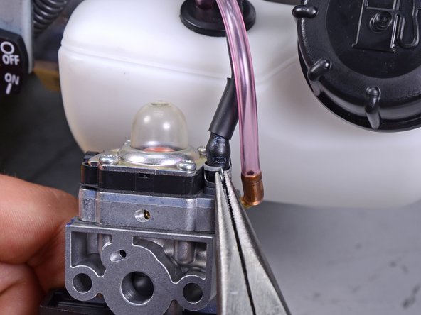 Wacker Pump PG1 2014 Carburetor Replacement, Remove the fuel lines: crwdns2935265:011crwdnd2935265:02crwdnd2935265:03crwdne2935265:0