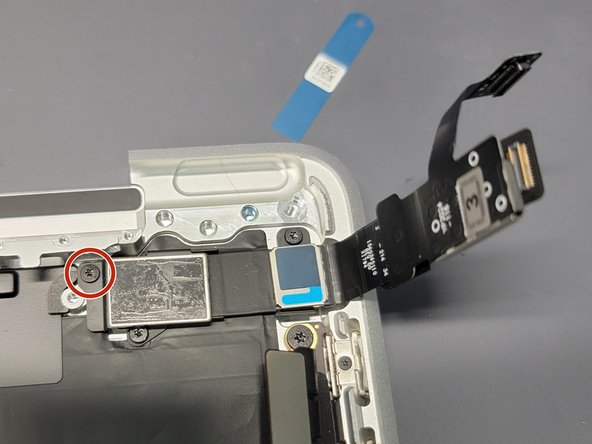 MacBook Pro 13" Two Thunderbolt Ports 2020 Touchbar Replacement, Placing Second Bracket: crwdns2935265:046crwdnd2935265:02crwdnd2935265:03crwdne2935265:0