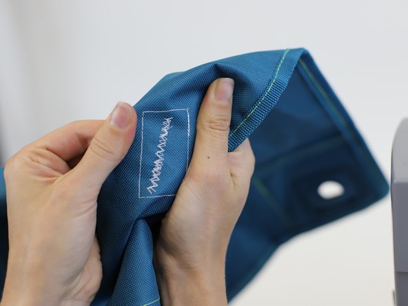 How to Repair a Tear in a Camping Chair, Clean the area: crwdns2935265:09crwdnd2935265:03crwdnd2935265:03crwdne2935265:0