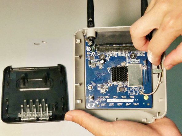 Dynex DX-WEGRTR Motherboard Replacement, Slide antennas out.: crwdns2935265:04crwdnd2935265:02crwdnd2935265:02crwdne2935265:0