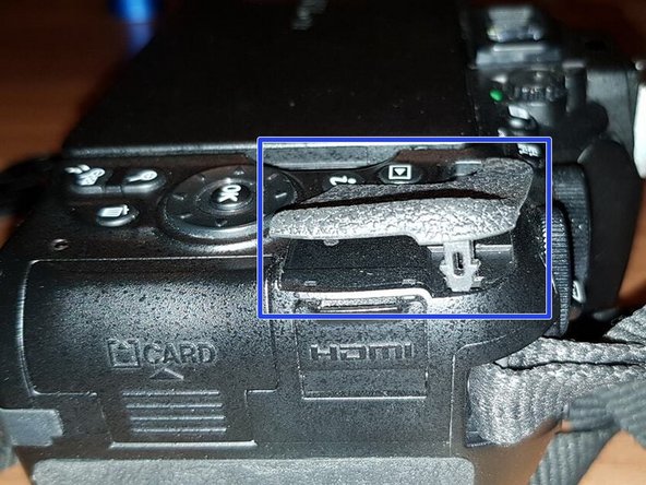 Nikon D5500 Rückabdeckung austauschen, Untere Schraube entfernen: Schritt 3, Bild 1 von 2