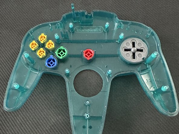 Installation du Mod Kit 8BitDo pour manette N64, Ajouter les boutons et membranes de la coque supérieure: étape 9, image 2 de 3