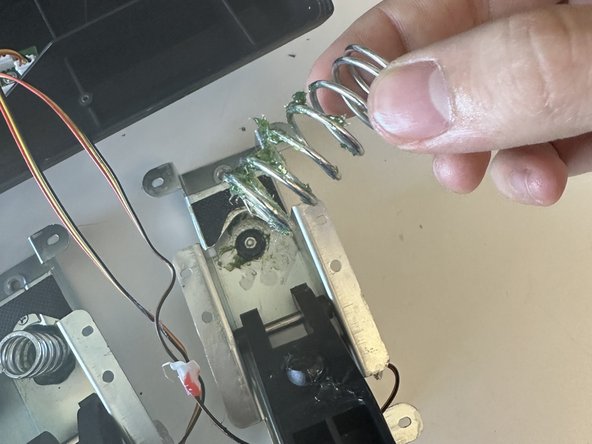 Thrustmaster T3PA Pedal Spring Replacement: crwdns2935265:04crwdnd2935265:03crwdnd2935265:03crwdne2935265:0