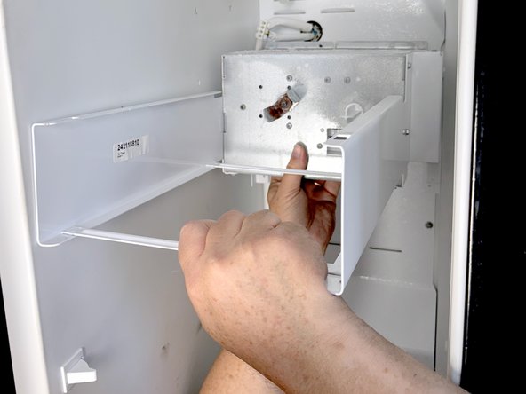 Frigidaire Side-By-Side Refrigerator Evaporator Fan Cover Removal, Reposition auger motor assembly: crwdns2935265:09crwdnd2935265:03crwdnd2935265:03crwdne2935265:0