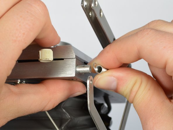 Polaroid Automatic 100 Bottom Frame Spring Replacement: crwdns2935265:04crwdnd2935265:02crwdnd2935265:03crwdne2935265:0