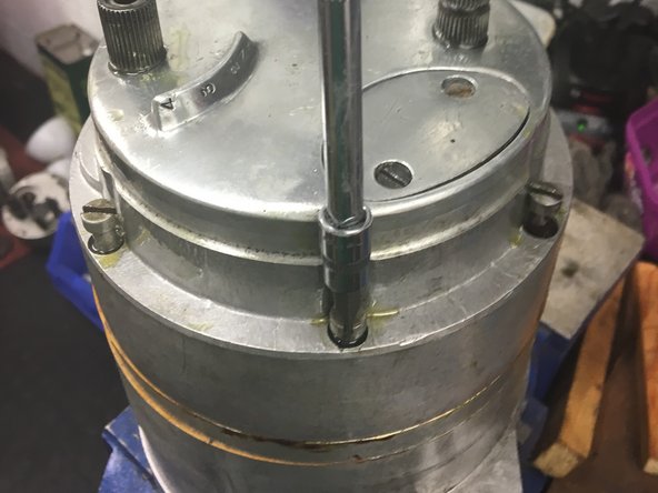 AJS/Matchless Lightweight Gearbox Overhaul, Refit the outer cover: crwdns2935265:027crwdnd2935265:03crwdnd2935265:03crwdne2935265:0