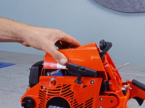 Echo Chain Saw CS590 2019 Carburetor Replacement, Remove the engine cover: crwdns2935265:014crwdnd2935265:02crwdnd2935265:03crwdne2935265:0