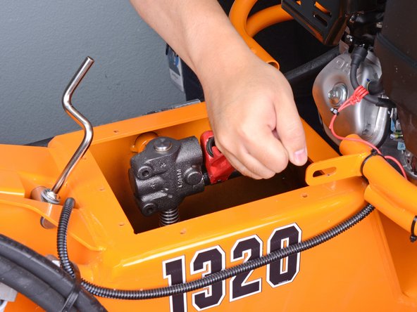 Barreto Tillers E1320HTRLR 2016 Actuator Valve Replacement, Remove the return tube: crwdns2935265:021crwdnd2935265:02crwdnd2935265:03crwdne2935265:0