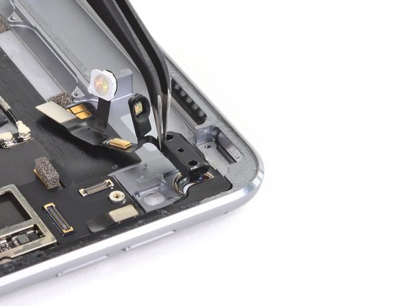iPad Pro 9.7" Power Button Assembly Replacement, Remove the power button bracket: passo 59, imagem 2 %32