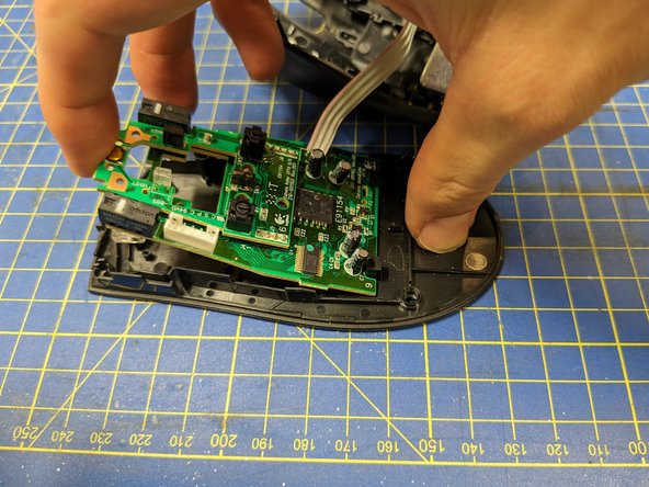 Logitech M500 Mouse Switch Replacement, Remove the circuit board: crwdns2935265:09crwdnd2935265:02crwdnd2935265:03crwdne2935265:0