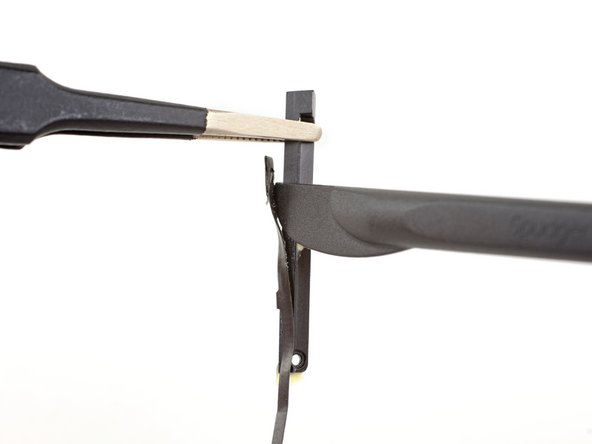 iPad Air 3 Volume Button Cable Replacement, Peel off the volume button cable: stap 26, afbeelding 2 van 3