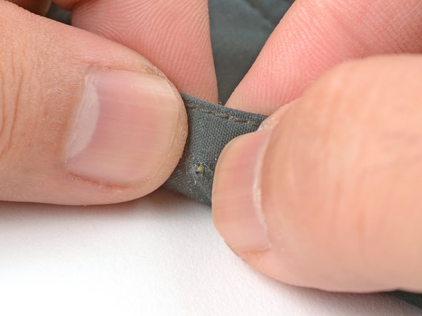 How to Install a Plastic Snap With a Handheld Tool, Install the snap: crwdns2935265:03crwdnd2935265:02crwdnd2935265:03crwdne2935265:0