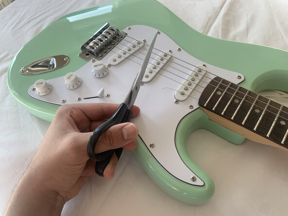 Squier Strat Guitar Tuner Replacement: шаг 2, изображение 2 из 2