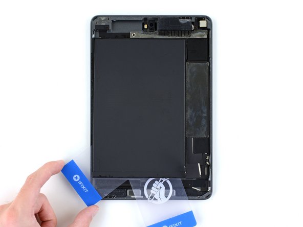 iPad mini 5 Wi-Fi Battery Replacement, Cut through the remaining adhesive: step 37, image 2 of 3