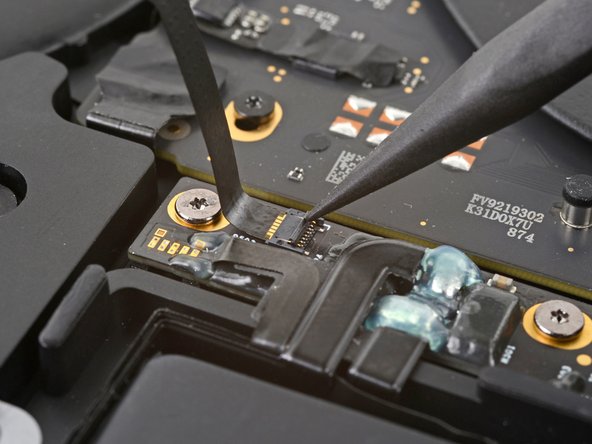 MacBook Pro 13" 2022 (M2) Battery Replacement, Remove the battery data cable: crwdns2935265:023crwdnd2935265:02crwdnd2935265:03crwdne2935265:0