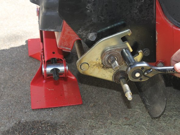 TORO 30" Personal Pace TimeMaster Mower Transmission Assembly Replacement, Reattaching the Wheel: crwdns2935265:025crwdnd2935265:02crwdnd2935265:02crwdne2935265:0