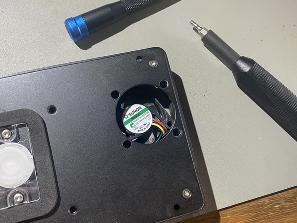 OWC Thunderbolt 3 Pro Dock fan replacement, Removing the fan: crwdns2935265:05crwdnd2935265:03crwdnd2935265:03crwdne2935265:0