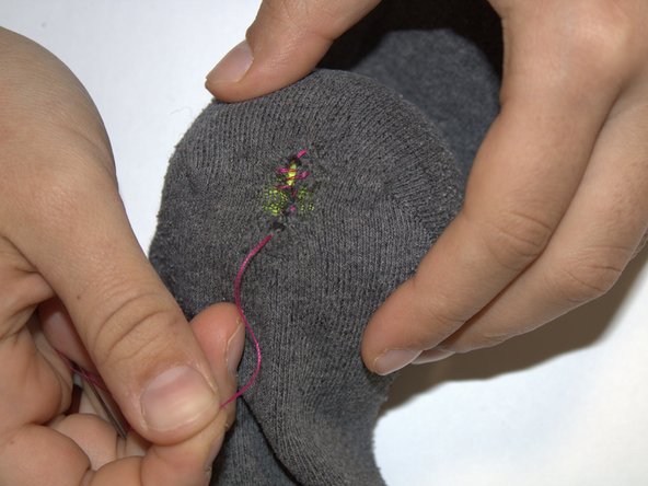 How to Fix a Small Hole in a Sock: crwdns2935265:06crwdnd2935265:02crwdnd2935265:03crwdne2935265:0