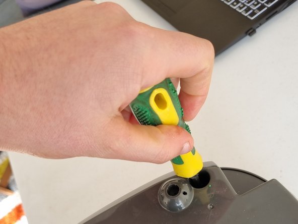 Midea FC307B Rice Cooker Teardown, Unscrewing the bottom: crwdns2935265:05crwdnd2935265:03crwdnd2935265:03crwdne2935265:0