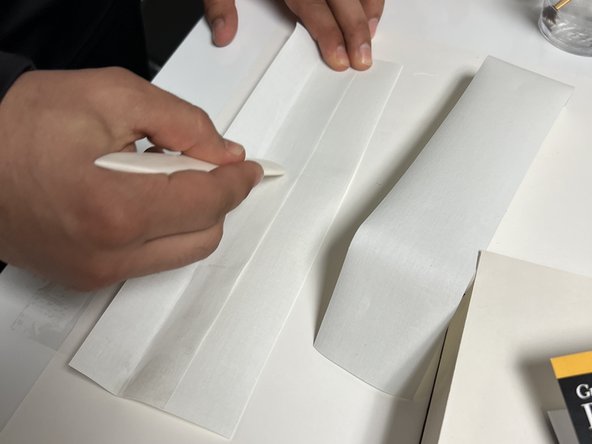 How to Reattach a Cover to a Hardcover Book: passo 6, immagine 2 di 2