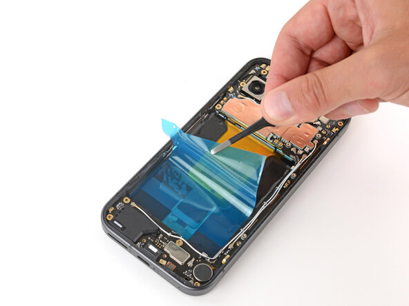 Google Pixel 9a Battery Replacement, Remove the plastic liner: passo 31, immagine 2 di 3