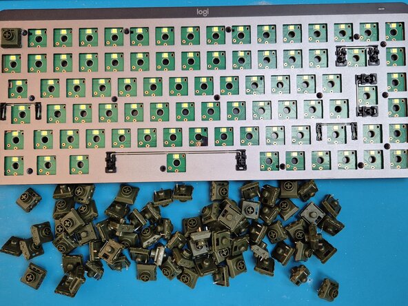 Logitech MX Mechanical Mini Hot Swappable Switches Replacement, Check the connections: passo 7, immagine 1 di 3