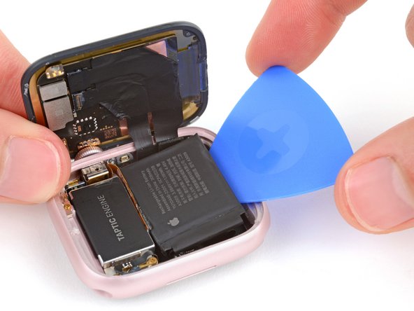 Apple Watch Series 9 (45mm) Battery Replacement, Pry up the battery: passo 15, immagine 2 di 3