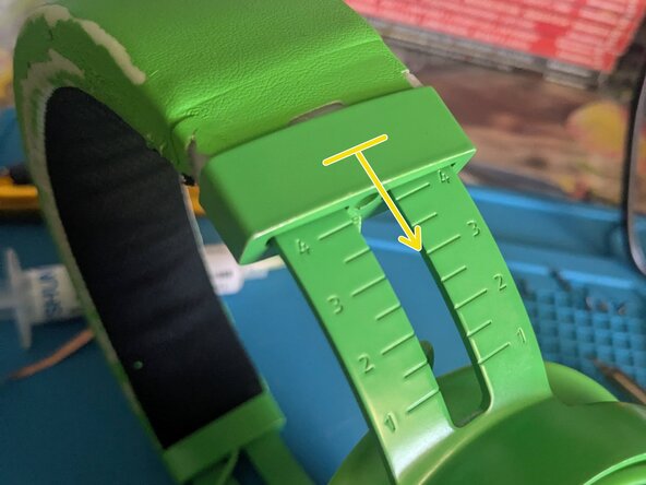 Razer Kraken (Kraken TE) Headband Replacement, Remove the metal cover: crwdns2935265:06crwdnd2935265:03crwdnd2935265:03crwdne2935265:0