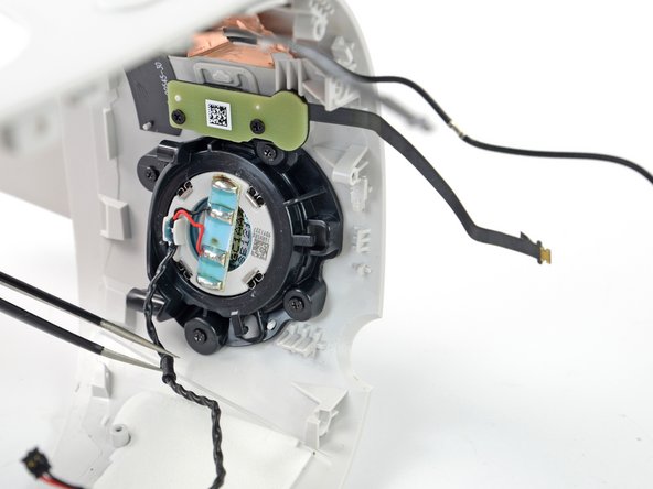 Meta Quest 2 Speaker Assembly Replacement, Unclip the speaker cable: crwdns2935265:060crwdnd2935265:03crwdnd2935265:03crwdne2935265:0