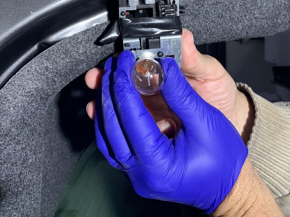 2008-2011 Saab 9-3 Reverse Light Replacement: passo 7, immagine 1 di 1