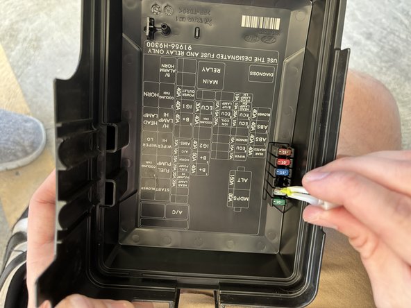2021 Kia Rio Driver Side Fuse Replacement: stap 0, afbeelding 2 van 2