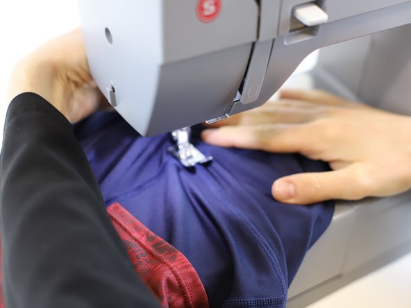 How to repair a torn legging seam, Begin sewing: crwdns2935265:03crwdnd2935265:03crwdnd2935265:03crwdne2935265:0