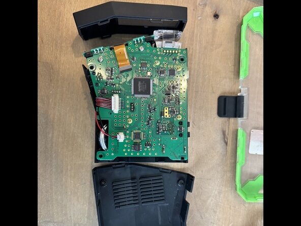 Disassembling Uniden R8 Radar Detector, Lift the top cover (watch the USB-Micro port): crwdns2935265:03crwdnd2935265:01crwdnd2935265:01crwdne2935265:0