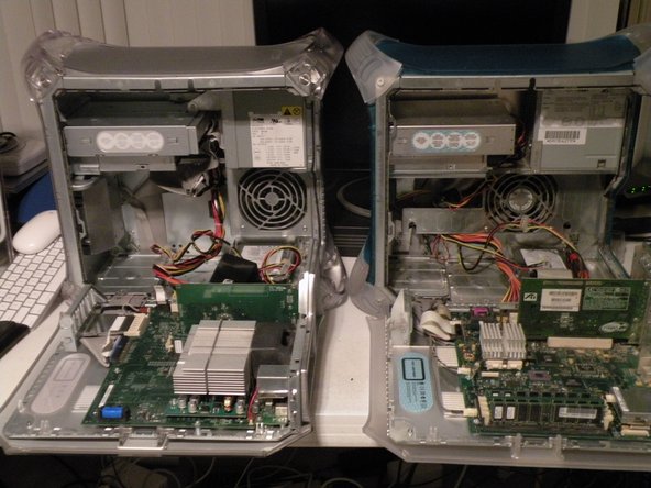 Power Mac G4 Quicksilver Teardown, Comparison to the G3 Blue & White: crwdns2935265:015crwdnd2935265:03crwdnd2935265:03crwdne2935265:0