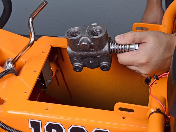 Barreto Tillers E1320HTRLR 2016 Actuator Valve Replacement, Remove the actuator valve: crwdns2935265:025crwdnd2935265:02crwdnd2935265:02crwdne2935265:0