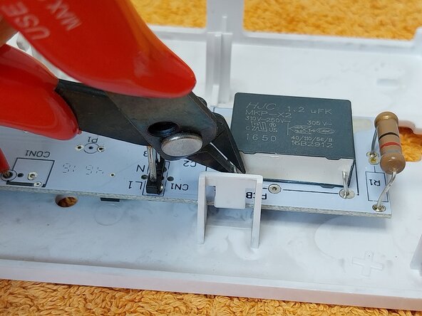 Reparación luminaria de emergencia AERLUX cambio condensador 1,2 uF: paso 7, imagen 2 de 3