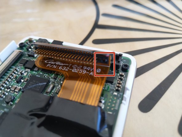 iPod第4世代/PhotoのハードドライブをマイクロSDカードに交換する方法, （オプション）ハードドライブコネクタからタブを外します: 手順 7、 1の画像 1