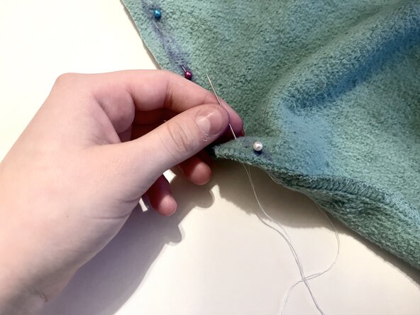 Transforming High-Rise Pants into Low-Rise Style by Hand: crwdns2935265:06crwdnd2935265:02crwdnd2935265:02crwdne2935265:0