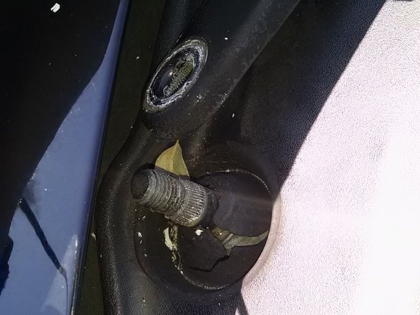 2006-2008 Isuzu i-Series Wiper Motor Replacement, Removing Wiper Arms: crwdns2935265:03crwdnd2935265:02crwdnd2935265:02crwdne2935265:0