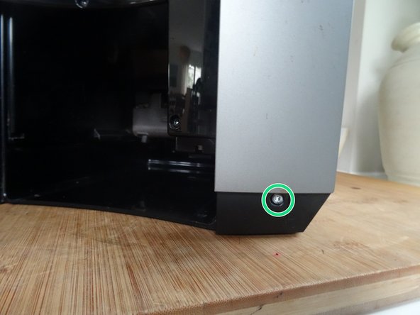 Jura Impressa E4 - E8 (new models) opening procedure, Unscrewing the side panels: crwdns2935265:03crwdnd2935265:03crwdnd2935265:03crwdne2935265:0