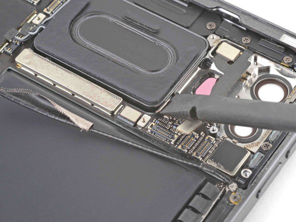 iPad Pro 11" 2nd Gen Logic Board Replacement, Disconnect the volume buttons and front microphone cables: crwdns2935265:063crwdnd2935265:02crwdnd2935265:03crwdne2935265:0