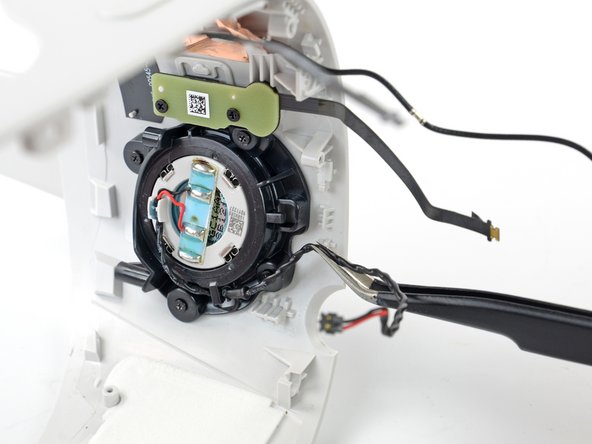 Meta Quest 2 Speaker Assembly Replacement, Unclip the speaker cable: crwdns2935265:060crwdnd2935265:02crwdnd2935265:03crwdne2935265:0