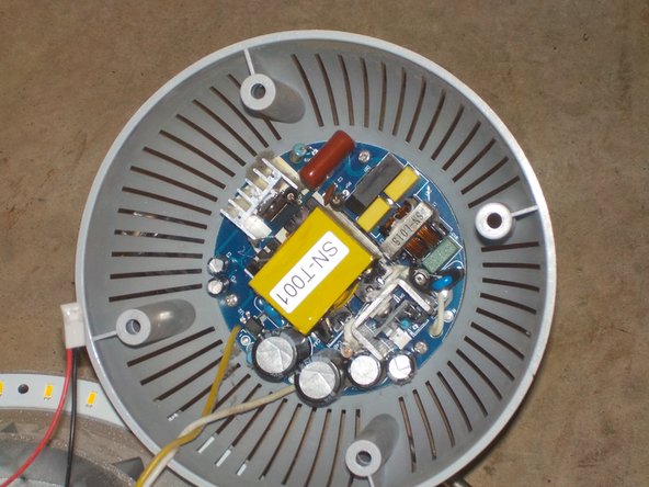 Keystone Lighting HID to LED retrofit bulb Teardown, Opening the light+ driver access: étape 3, image 2 de 3